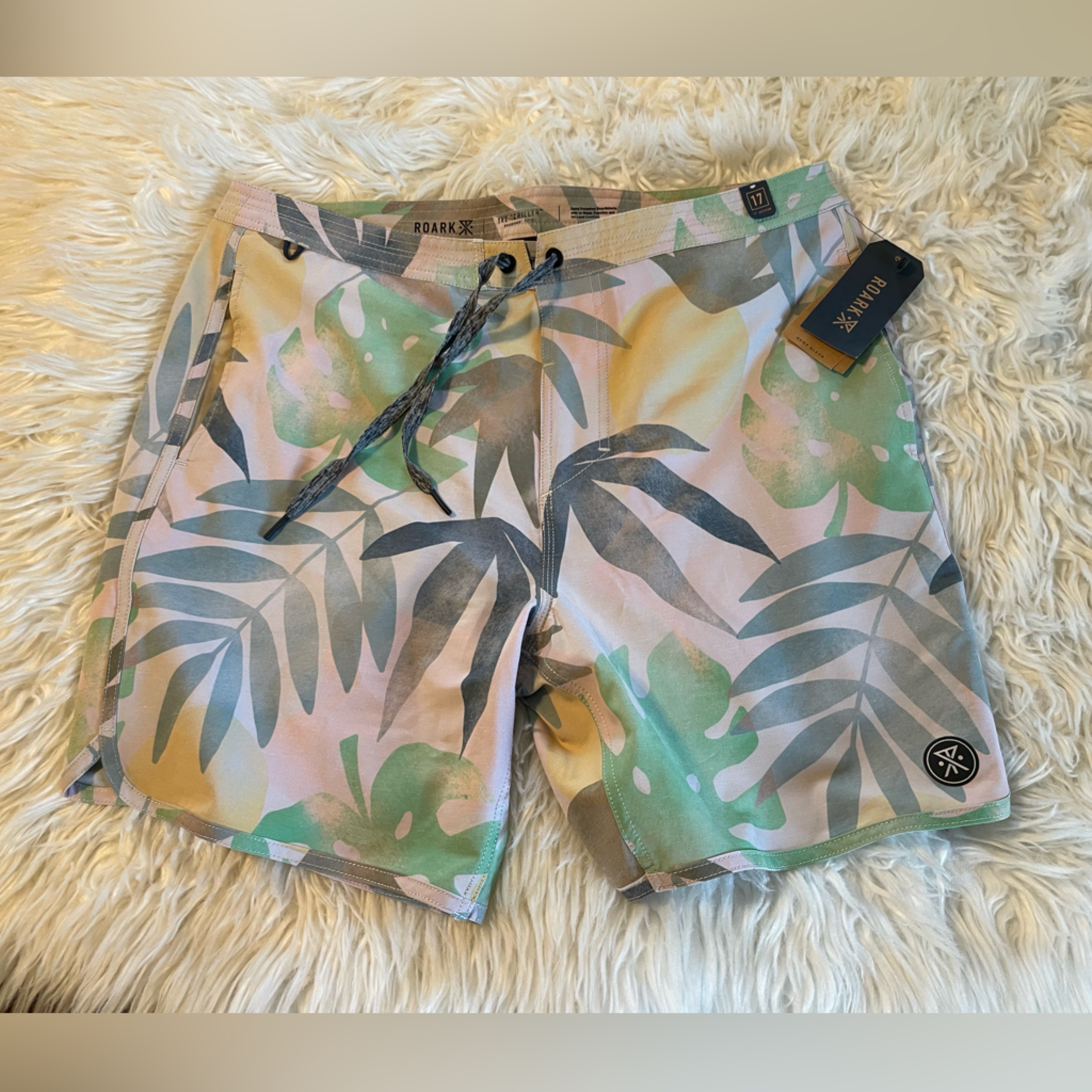 Roark Nwt Chiller De Palmas Multicolored Men’s Boardshorts. Size 33